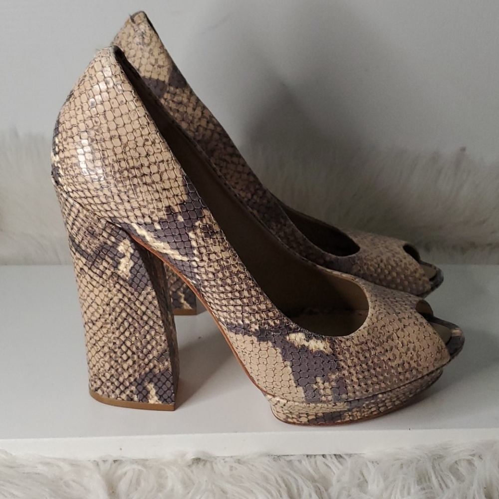 Peep toe pumps - Picture 2 of 8